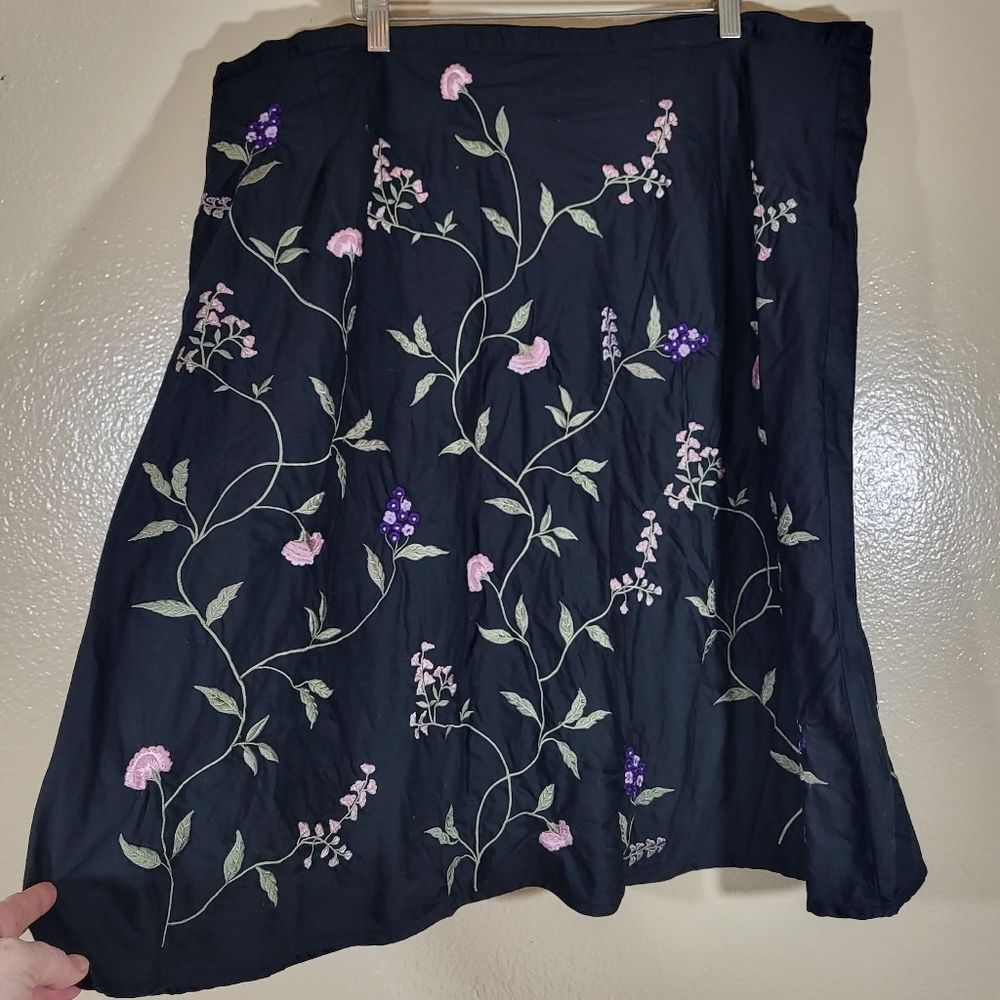 Dressbarn Black Embroidered Floral Knee Length Skirt - Picture 4 of 4